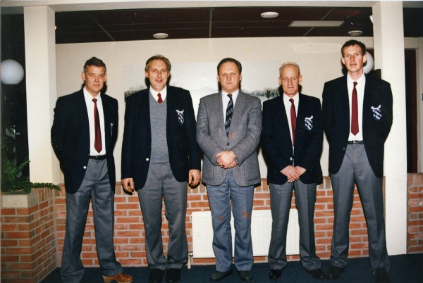 CFK-scheidsrechters met v.l.n.r.: Ulbe van Dijk (Kollumerzwaag), Douwe van der Kooi (Joure), Jouke Wijkstra (Berlikum) en Henk Politiek (Sneek). In het midden staat Dirk Sjoerdsma (Berlikum) van de scheidsrechterscommisie.