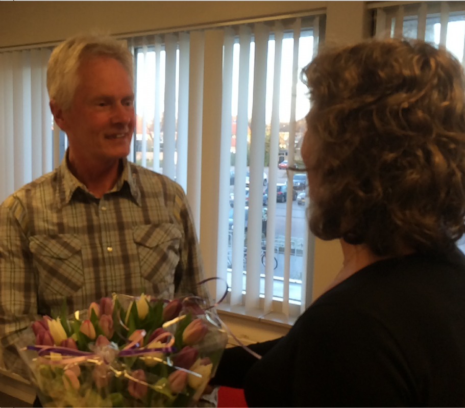 Kees Arendz ontving bloemen uit hand van Saakje Lettinga