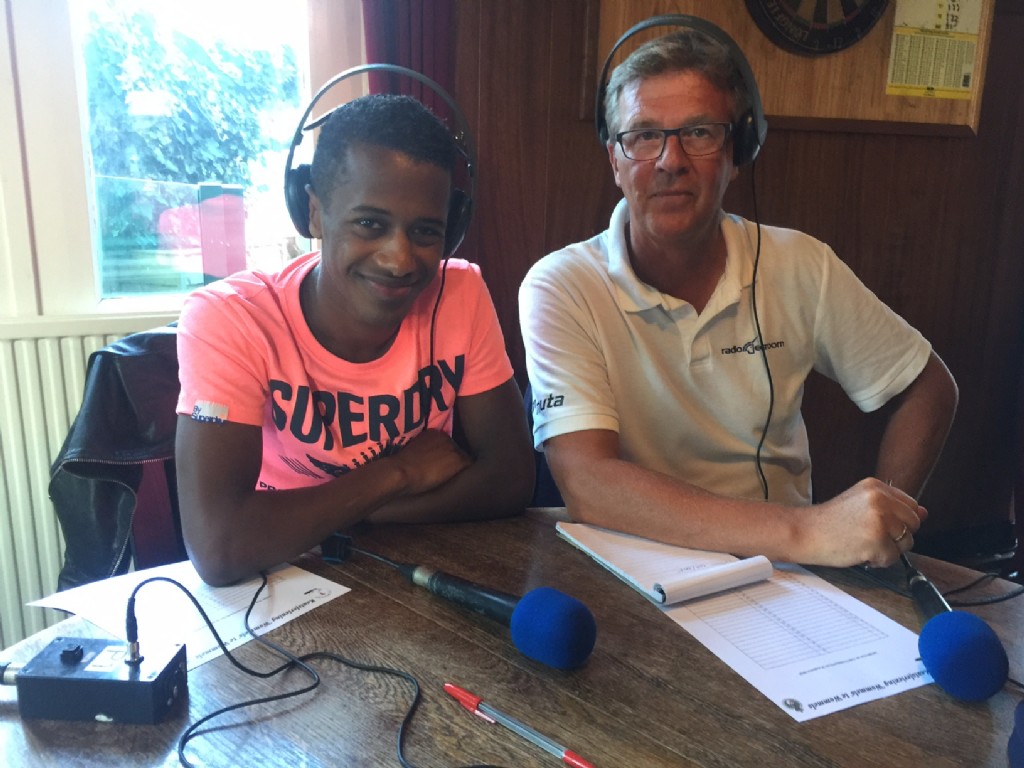 nieuwe verslaggever (links) bij radio Eenhoorn. 