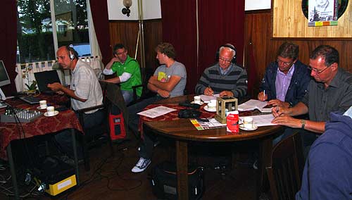 KNKB TV (Johan de Boer, Richard Miedema, Jacob Fokkens) en Radio Eenhoorn medewerkers (Hedzer Terpstra en Jelle Bangma)