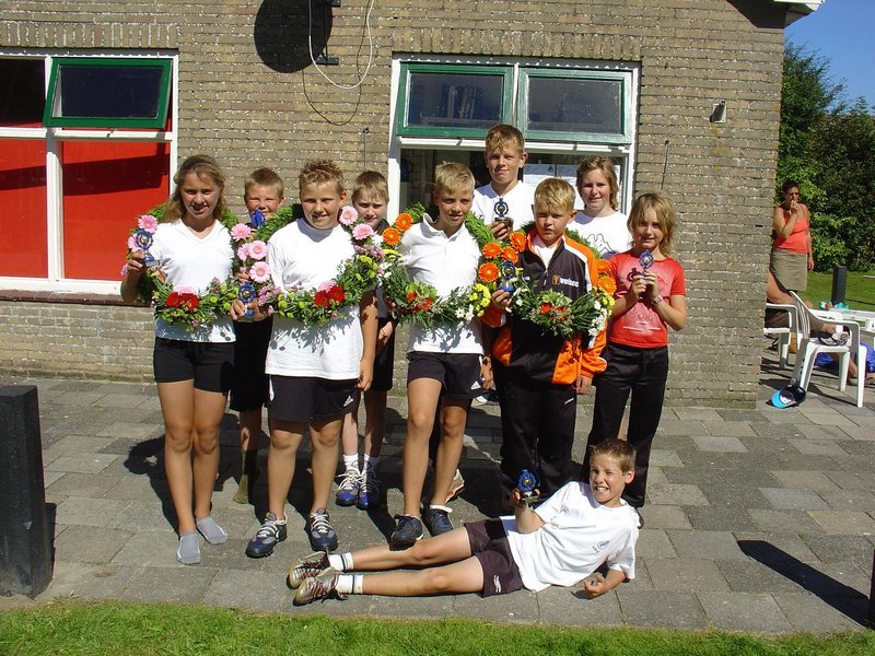 De prijswinnaars van de schooljongens (Arjen Bleeker was reeds onderweg naar de Johan Cruiff schaal). 
