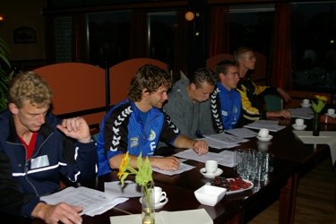 overleg met bondscoach Pieter Tienstra 