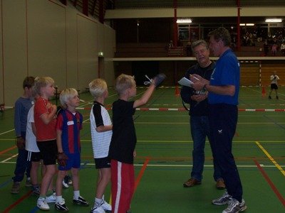Trainer Johannes Brandsma geeft de jeugd uitleg