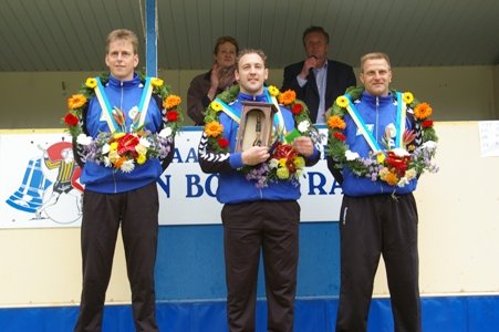 1e pijs winnaars Klaas Berkepas, Daniël Iseger (koning) en Pieter Scharringa