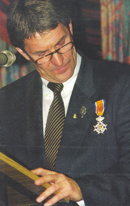 Johannes Westra geridderd op 4 april 1998