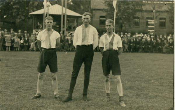 1940 bondspartij V.l.n.r.: Pieter de Haan, Evert Colmer en Lammert Heeringa, de 2e prijswinnaars voor de kaatsvereniging "Concordia" te Holwerd.