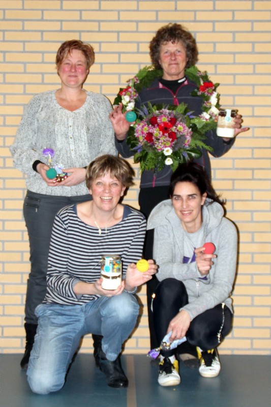 de prijswinnaars: voorste rij: links: Boudie Bierma (2e prijs) en Anke Buiteveld (4e prijs), achterste rij met krans: Janny Yntema (1e prijs) en Linda Kuipers (3e prijs)