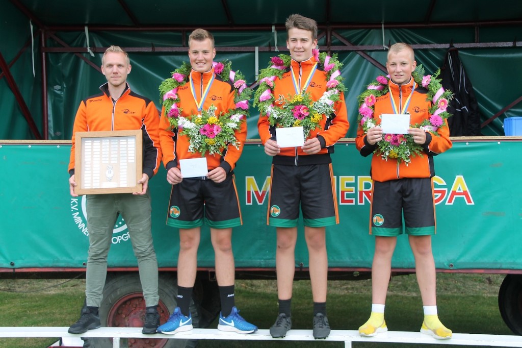 De jongens van Dronrijp winnen de afdelingspartij in Wier. V.l.n.r: trainer/coach Rinze Steneker, Mark Minnesma, Jorn Lars van Beem en Rick Minnesma.