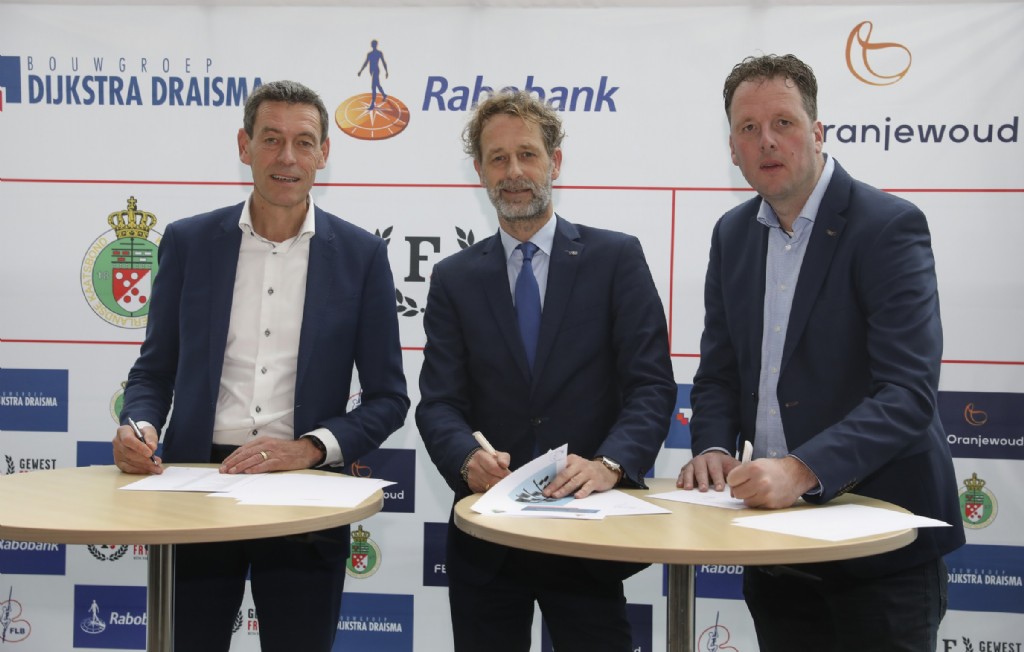 Durk Mous namens de Friese Rabobanken en Jan van Erve en Marco Hoekstra namens de KNKB