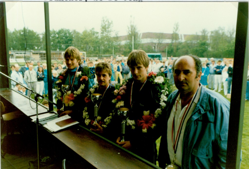 De Jong-Nederlandpartij in 1986 te Franeker. V.l.n.r.: Willem Tuinman, Anne van der Wal en Coos Veltman, de winnaars van de eerste prijs voor de kaatsvereniging "Sjirk de Wal" te Dronrijp met begeleider Taeke Hofman.