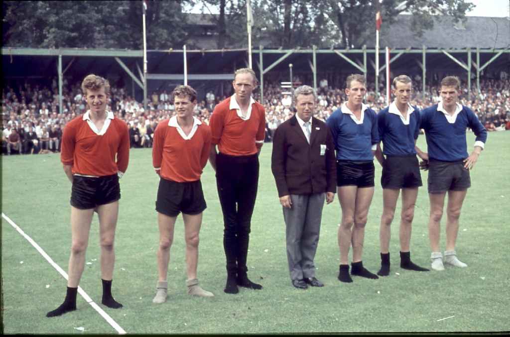 Johan Halbesma in 1967 in het midden naast Hotze Schuil en Klaas van Wieren voor de finale van de PC. Tegen in het blauw Tamme Velstra, Johan van Seijst en Johannes Westra