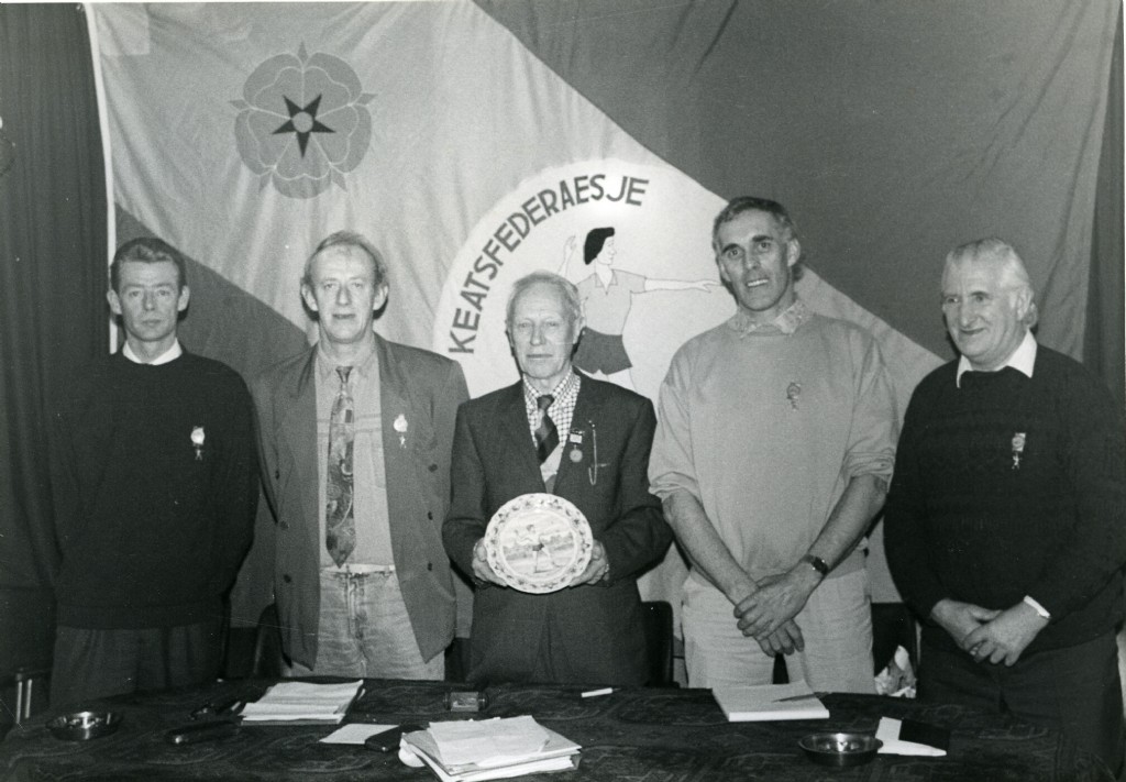 Het bestuur van de federatie Franekeradeel neemt afscheid van voorzitter Bauke Jan Fokkema (1975-1994) met v.l.n.r.: Hans Nauta (Hitzum), Simon Talsma (Herbaijum), Bauke Jan Fokkema (Peins), Piet de Groot (Midlum) en Johannes Posthumus (Zweins). 