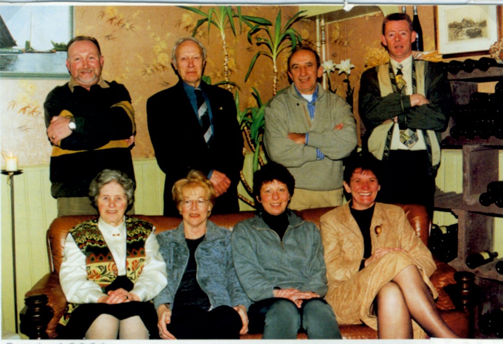 De jubileumcommissie van de Federatie Franekeradeel in 1999 met staand v.l.n.r.: Herre Hof (Franeker), Bauke Jan Fokkema (Peins), Ziem Cats (Schalsum) en Hans Nauta (Hitzum). Zittend v.l.n.r.: mevrouw Anne Fokkema-Dijkstra (Peins), mevrouw Dieuwke Cats-Miedema (Schalsum), mevrouw J. Hof (Franeker) en mevrouw M. Nauta (Hitzum). Dit ter gelegenheid van het 75-jarig bestaan van de Federatie Franekeradeel in 1999. 