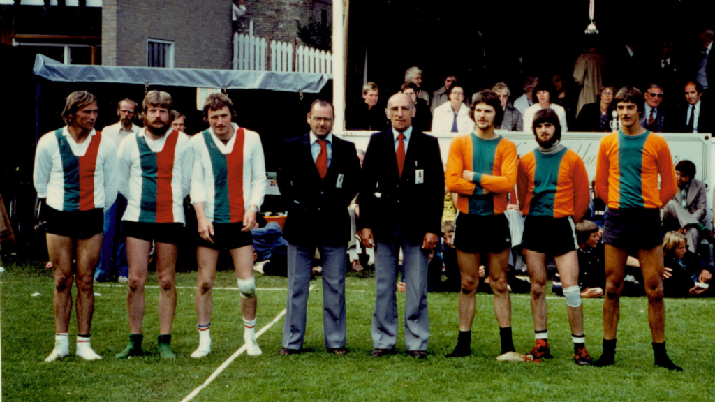 De beide finaleparturen van de Bond in 1980. V.l.n.r.: Ternaard met Jan Arjen Dijkstra, Willem Oberman en Wieb Dijkstra, de beide scheidsrechters Piet Keizer en Jaap Pander, dan Dronryp met Doeke Smeding, Dominicus van der Wal en Gerrit Boomstra