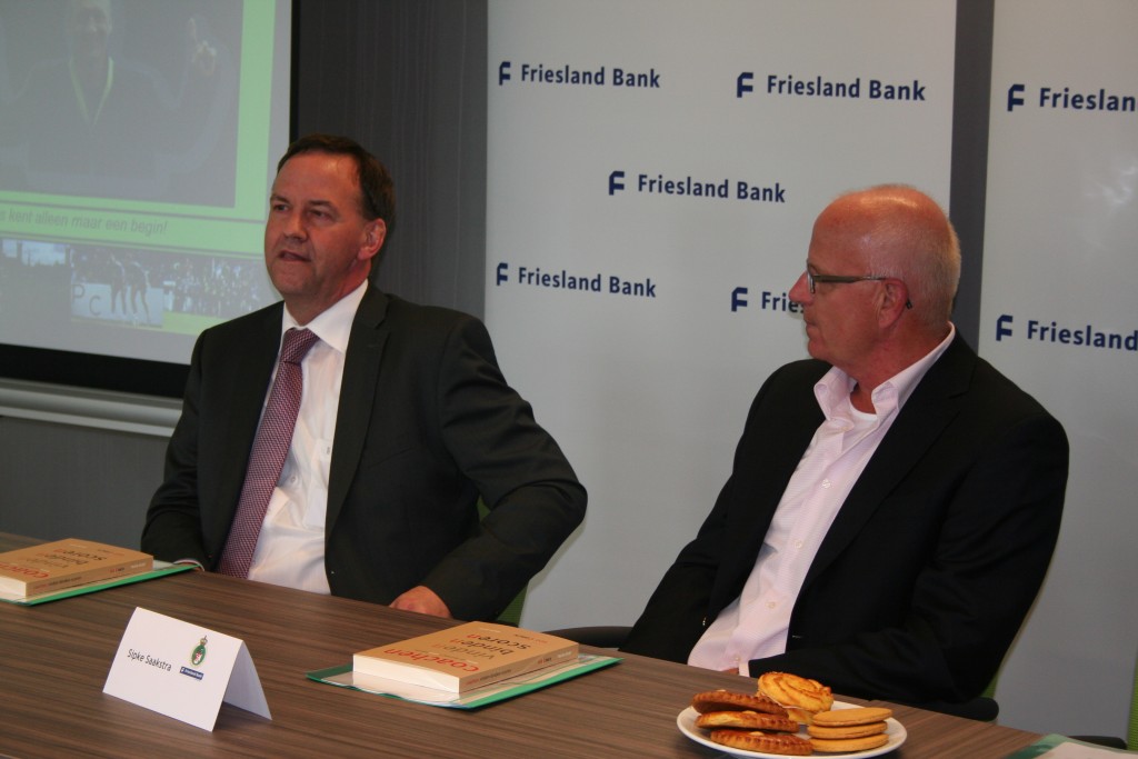 Anne Vlaskamp (links) en Sipke Saakstra openen de Friesland Bank Kaatsacademie