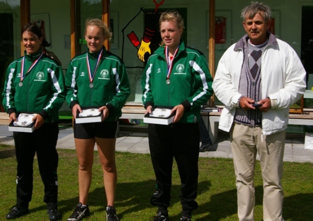 2e prijs voor Grou, Nynke Sinnema, Debora Oosterman en Afke Hijlkema met coach Durk Oosterman