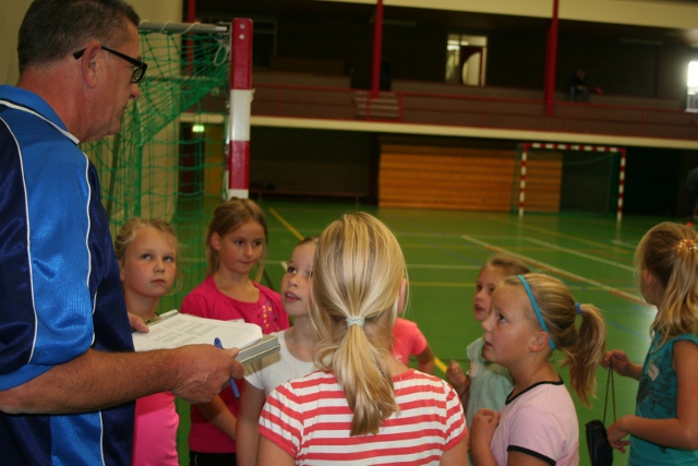 KNKB trainer Henk Haar legt de oefening uit