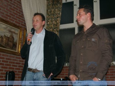 Kor Zittema en André Kuipers tijdens het bedanken aan het slot van de avond