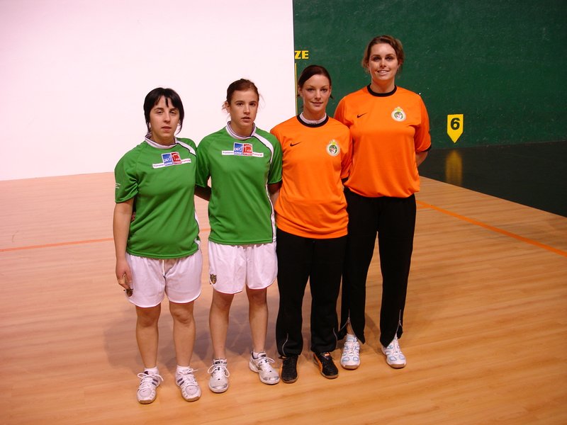 Bianca van der Veen en Maaike Joostema tegen de Baskische dames