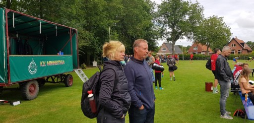 Tjeerd Dijkstra, voorzitter van het Stichtingsbestuur van de Freule, neemt een kijkje bij het jongenskaatsen in Wier.
