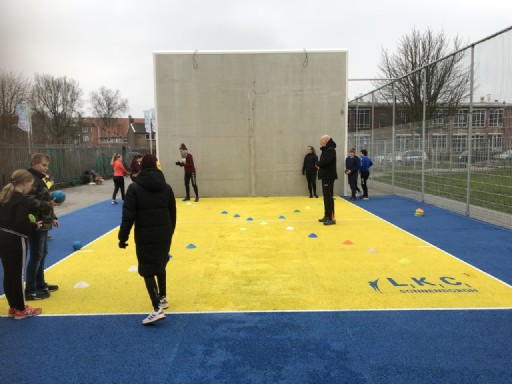 Onlangs maakten de jeugdige handballers van de Leeuwarder vereniging Cometas ook kennis met de nieuwe kaatsmuur. Ze werkten er een training af.