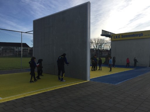 Het wallball court is vrij toegankelijk en bevindt zich naast de tribune van LKC. Uiteraard is de vloer in de geelblauwe clubkleuren geverfd.