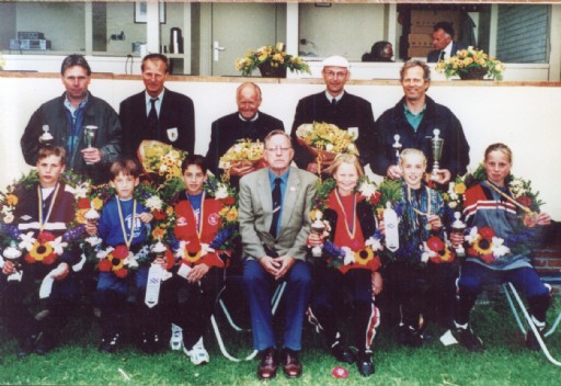 De Provinciale Schoolkaatskampioenschappen in 2000 te Leeuwarden. Zittend in midden Date Nieuwland. Foto Jan Seerden (KM)