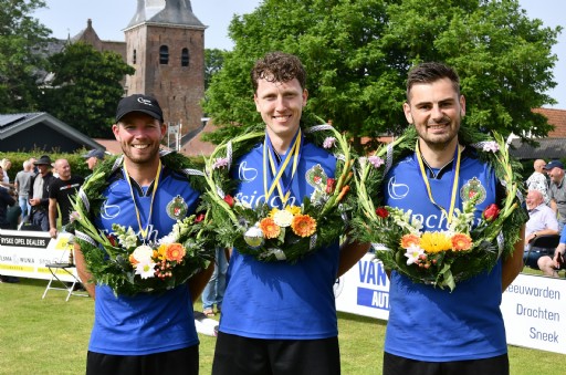 De winnaars in Holwerd: Dylan Drent, Bauke Triemstra (k) en Hans Wassenaar.