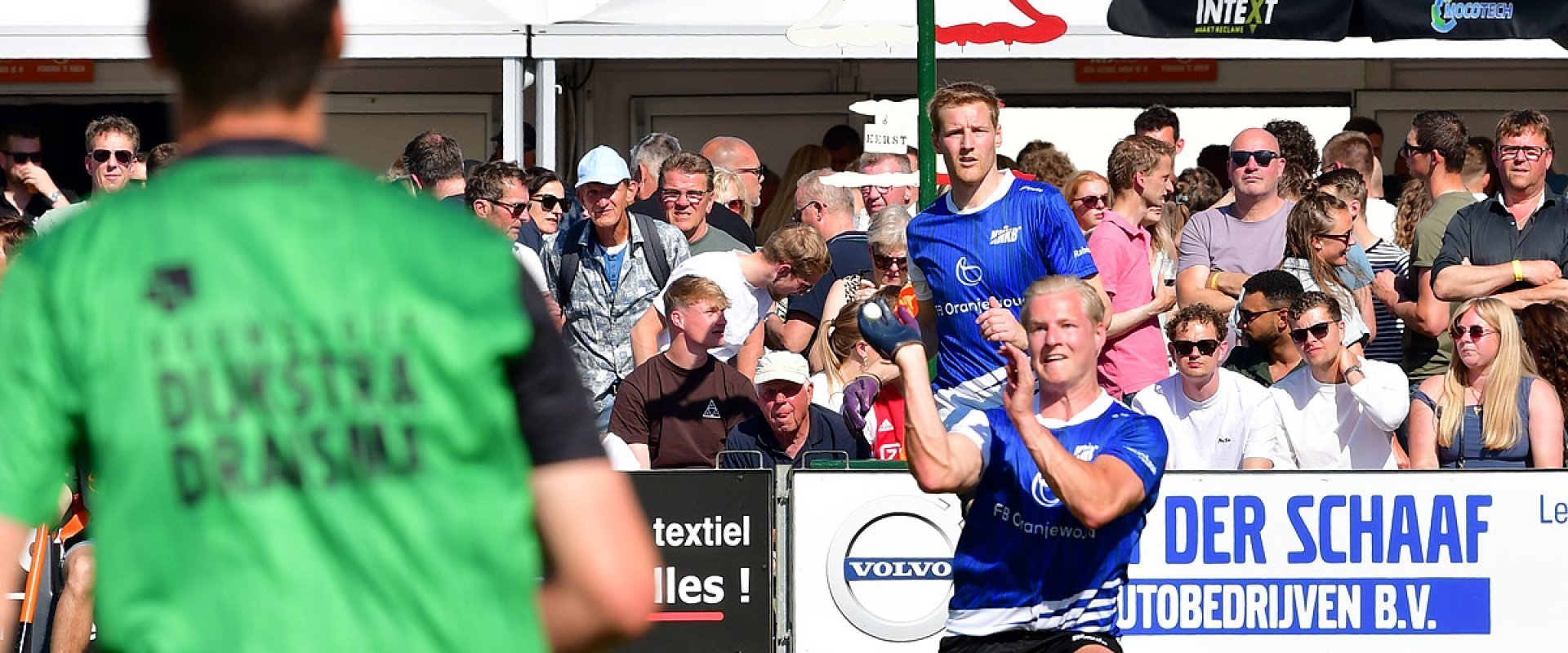 Jorn Lars van Beem kijkt naar het resultaat van zijn opgeslagen bal